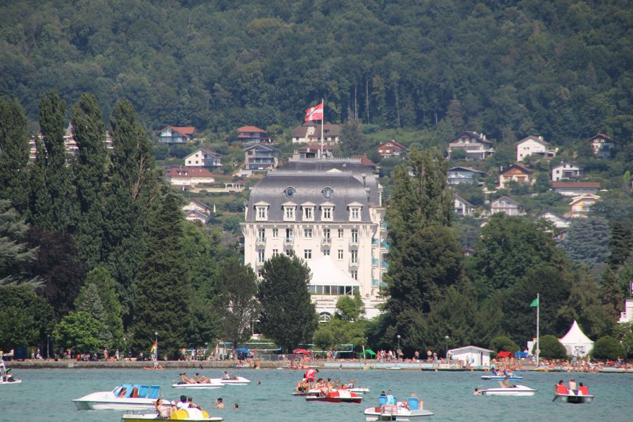 L'Impérial Palace vu depuis le lac d'Annecy