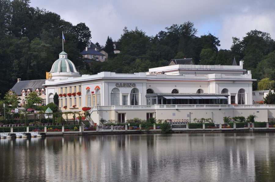 Le casino de Bagnoles-de-l'Orne au bord du lac ; l'hôtel du Béryl est son voisin immédiat