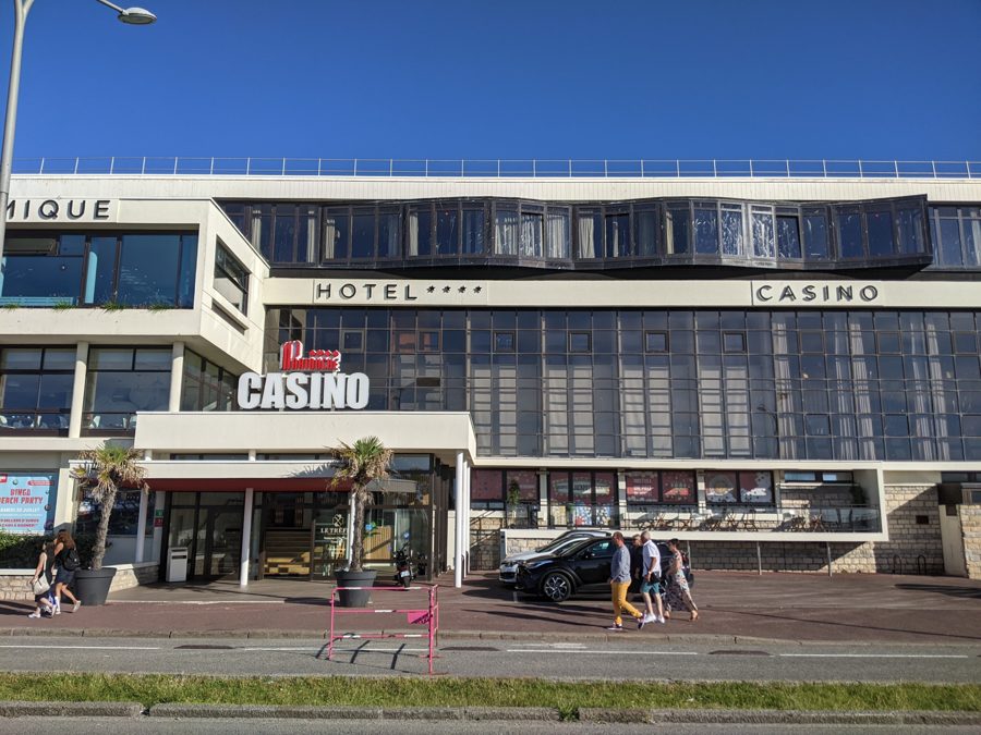 La façade du casino de Dieppe, boulevard de Verdun : hôtel et casino affichés ensemble