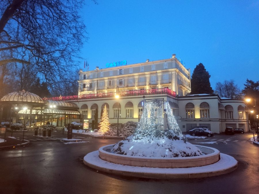 Le casino de Divonne illuminé en hiver, le Grand Hôtel en arrière-plan