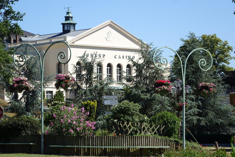 Le Grand Casino de Forges-les-Eaux, dans le parc du domaine