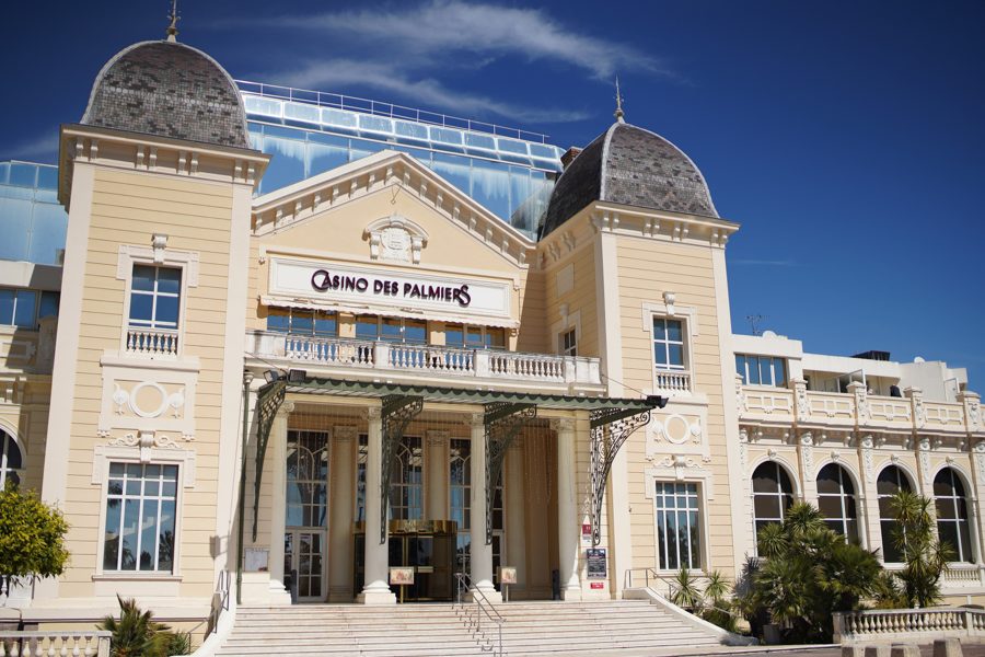 La façade du Casino des Palmiers, avec l'aile hôtelière en arrière-plan