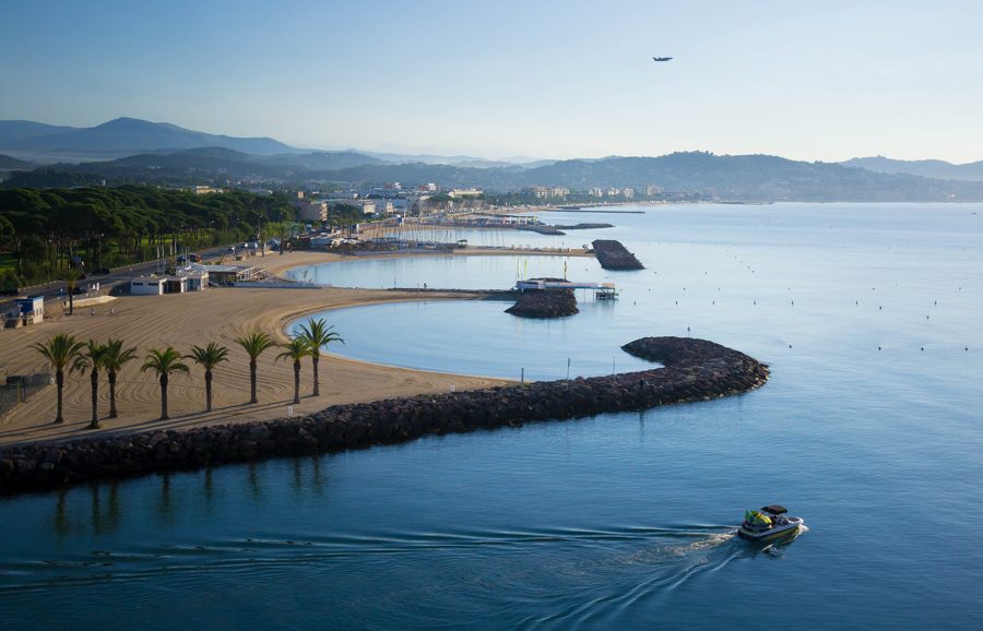 La plage et le port de Mandelieu vus depuis l'hôtel (ce n'est pas le bâtiment lui-même)