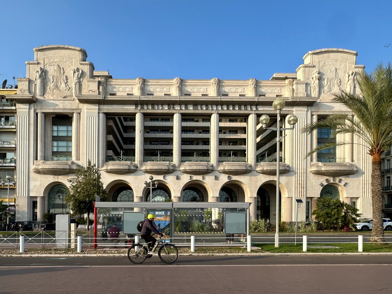 Le Palais de la Méditerranée, promenade des Anglais : l'hôtel et le casino sous la même façade