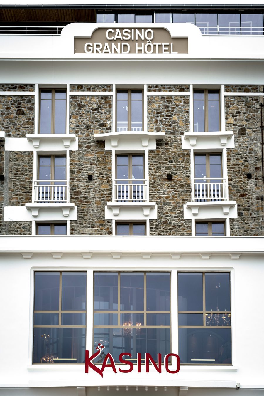 La façade du Grand Hôtel : « Casino Grand Hôtel » gravé au fronton, enseigne « Kasino » au rez-de-chaussée