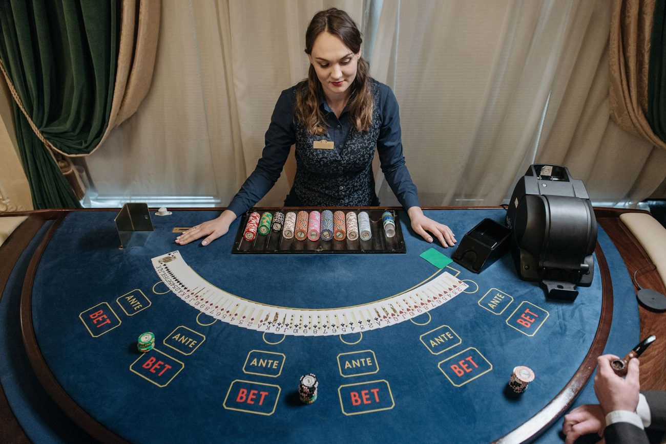 Croupière à une table de black jack (photo d'ambiance)