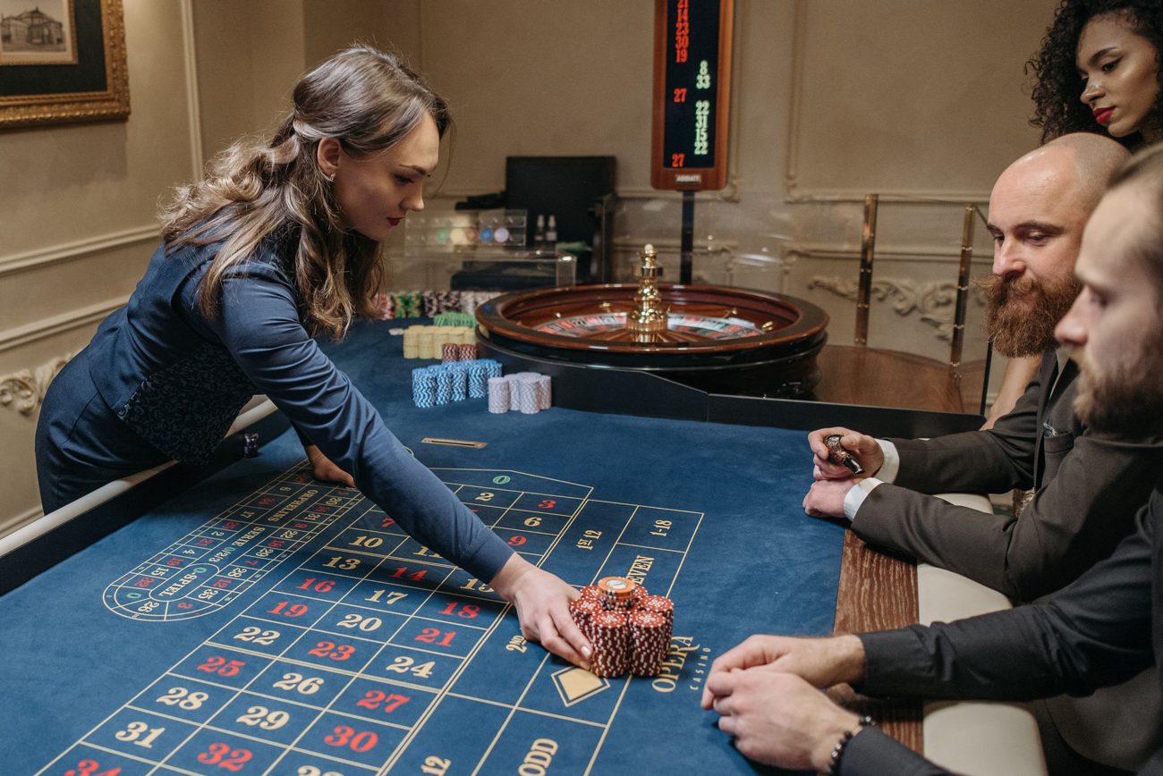Hôtes à une table de roulette (photo d'ambiance)