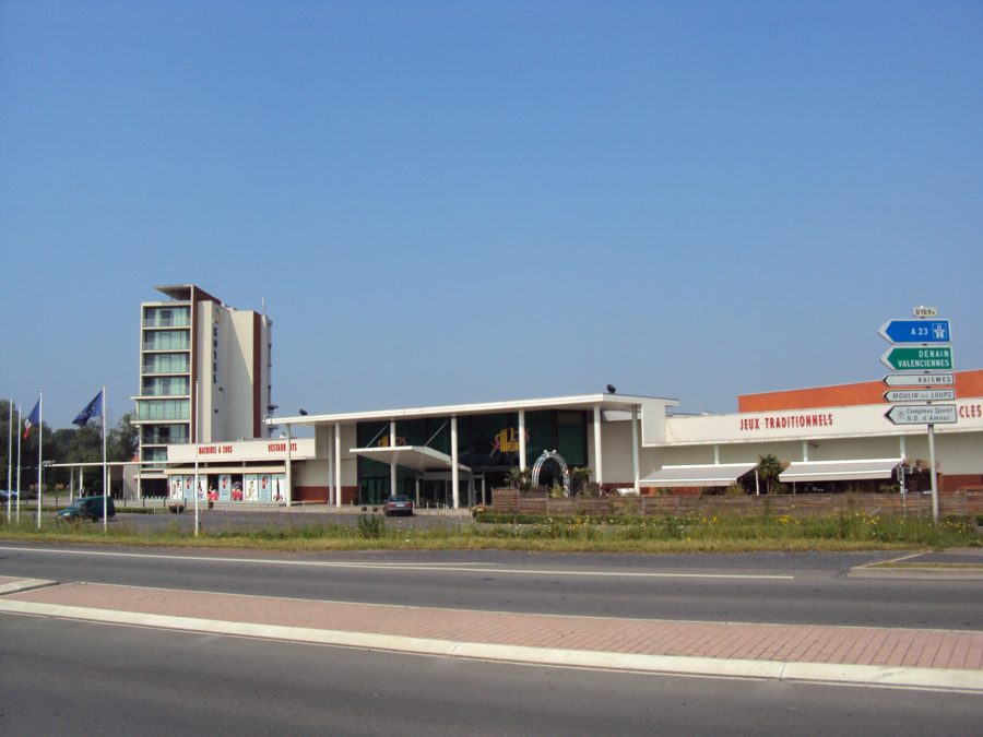 Le Pasino de Saint-Amand-les-Eaux : la tour de l'hôtel domine la salle de jeux